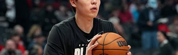 开云-小编扣鸡腿，开拓者官方把下放的杨瀚森误写成双向合同球员