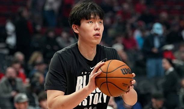 开云-小编扣鸡腿，开拓者官方把下放的杨瀚森误写成双向合同球员