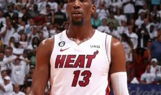 阿德巴约出战29分钟，18投11中得到25分10篮板3助攻3抢断2帽