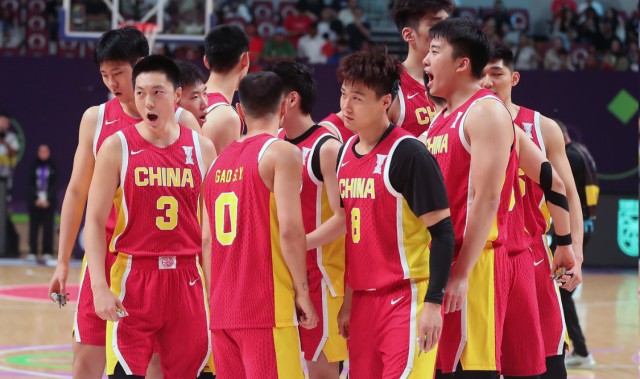 每天补贴300！中国男篮除夕还在训练，球迷：假装努力